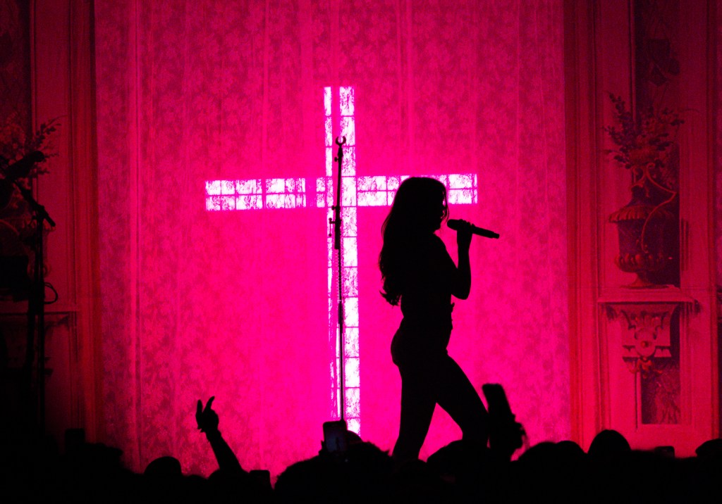 Alessi Rose en tournée : The Voyeur Tour électrise Paris