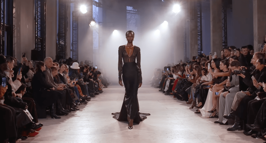 Rahul Mishra Haute Couture Printemps‑Été 2026 : un jardin céleste entre artisanat extrême et poésie végétale