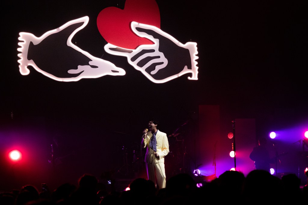 Stephen Sanchez, l’élégance rétro en pleine déclaration d’amour à&nbsp;Paris