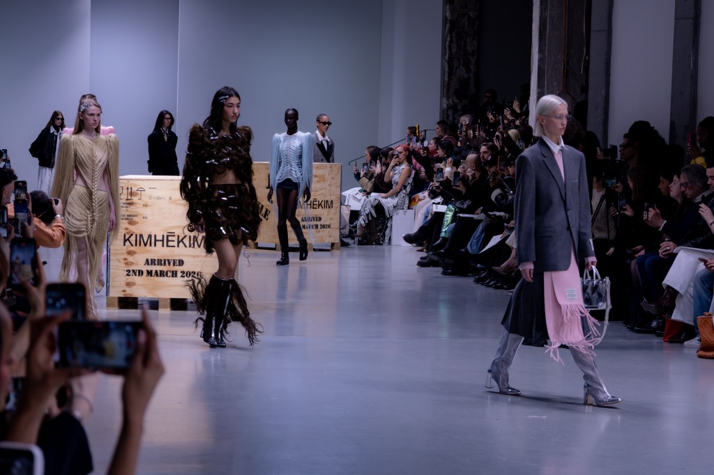 Kimhēkim : la mode comme mémoire en&nbsp;mouvement